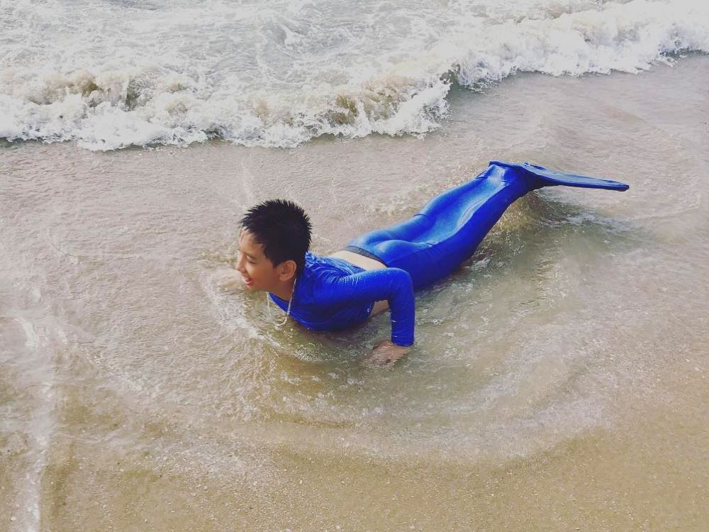 học trò Kelvin mặc đuôi chàng tiên cá căn bản