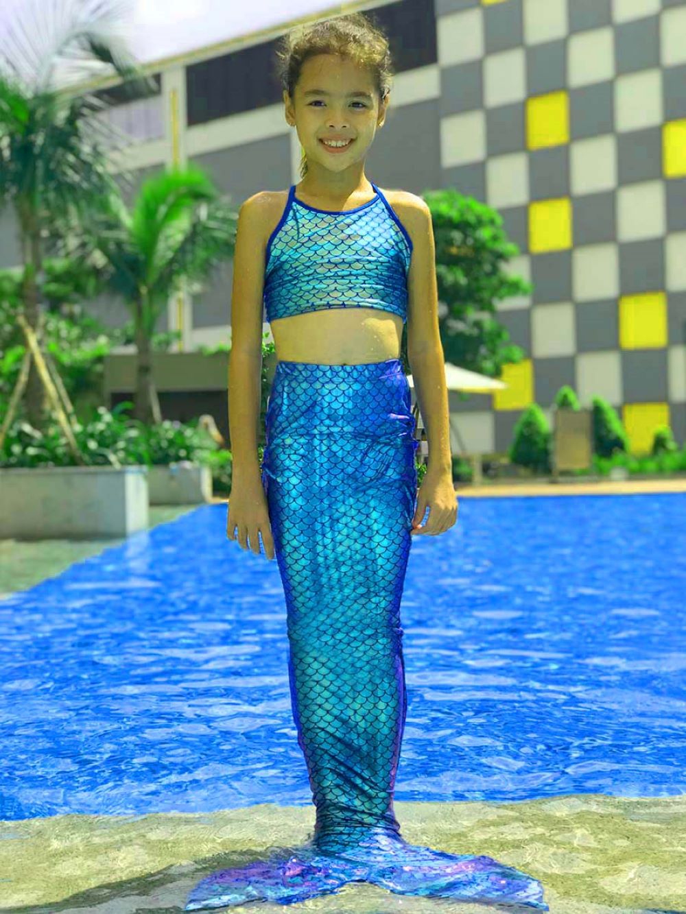 Học trò người Pháp mặc đuôi tiên cá do công ty TIUTAC của anh Tiun thiết kế