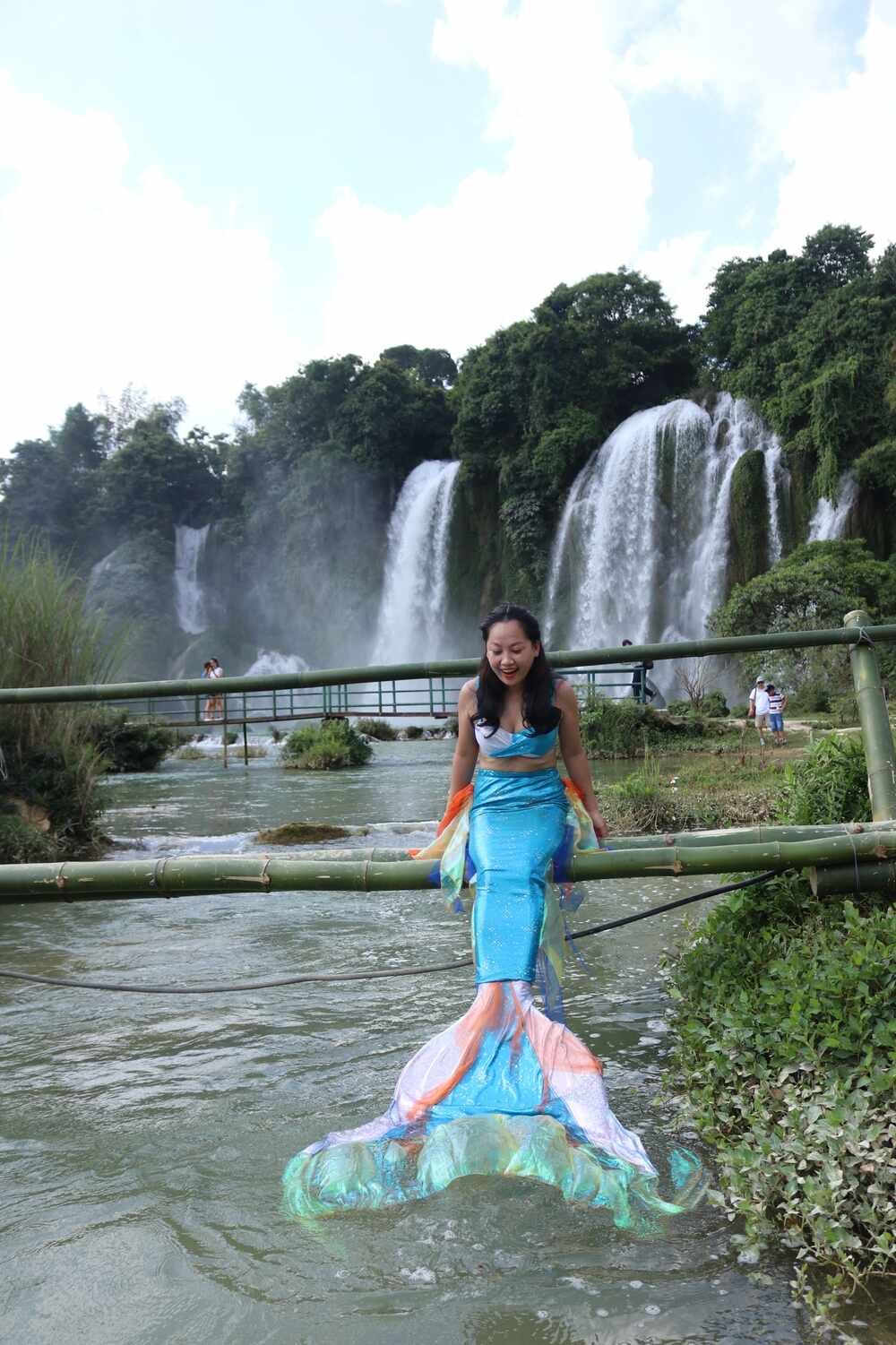 Nàng Tiên Cá Xuất Hiện Ở Thác Bản Giốc