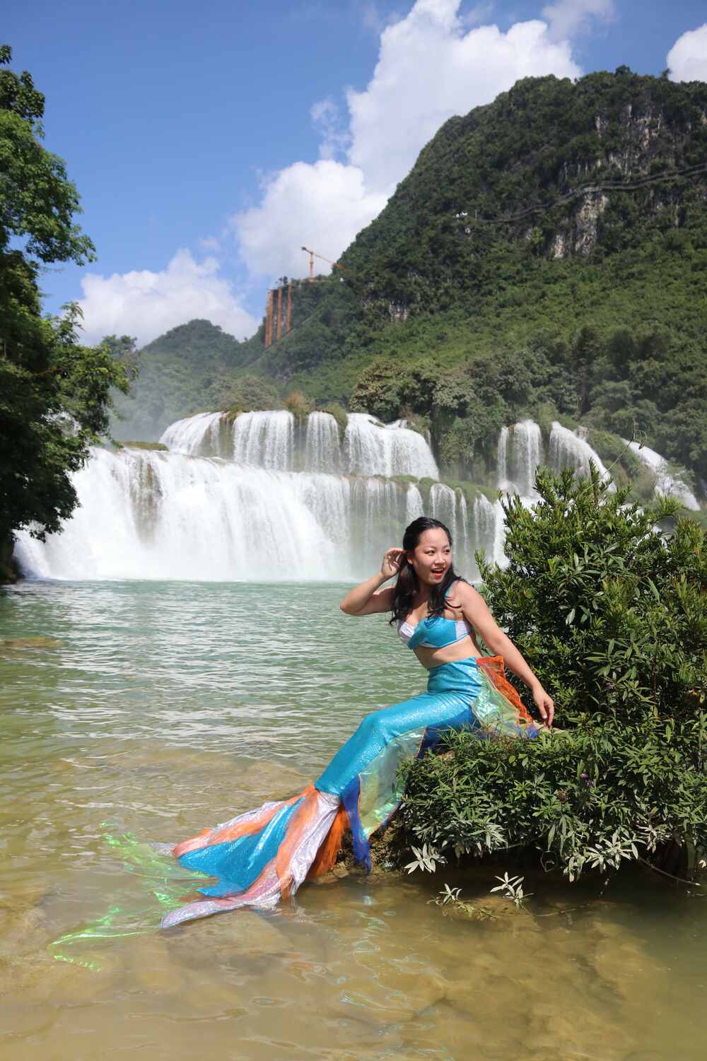 Nàng Tiên Cá Xuất Hiện Ở Thác Bản Giốc