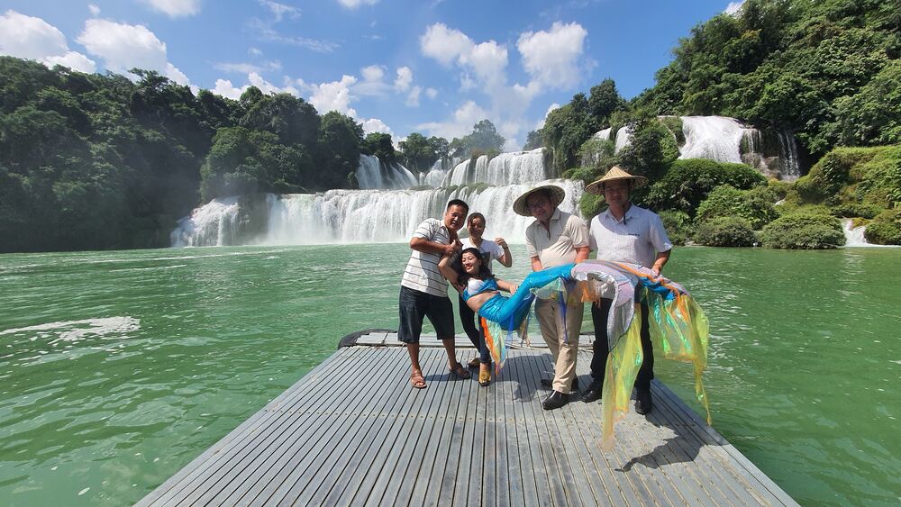 Nàng Tiên Cá Xuất Hiện Ở Thác Bản Giốc