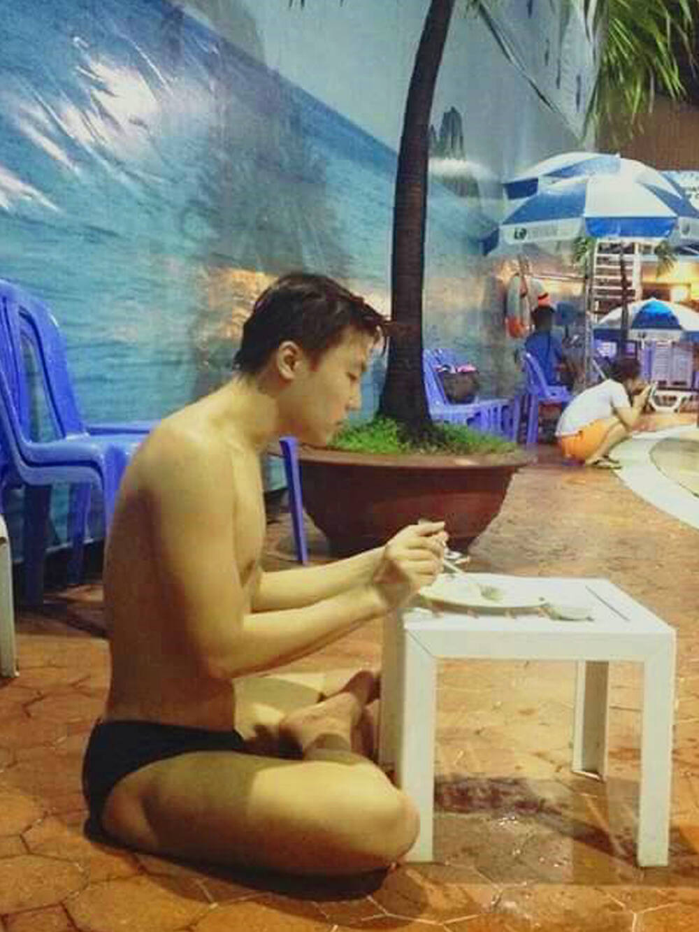 Tiun ăn bún xào rao củ mỗi ngày tại hồ bơi Lan Anh để luyện nhịp tim đập chậm gần bằng rùa biển