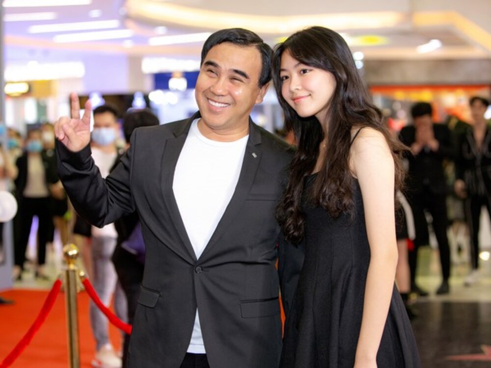 Cô bé tự tin tạo dáng trước ống kính với nụ cười dịu dàng cùng phong thái cuốn hút