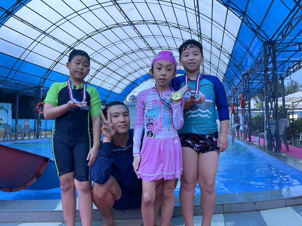 Tiun trao huy chương Olympic ao làng cho 3 học viên nhí Thái Bảo, Na, Bingly