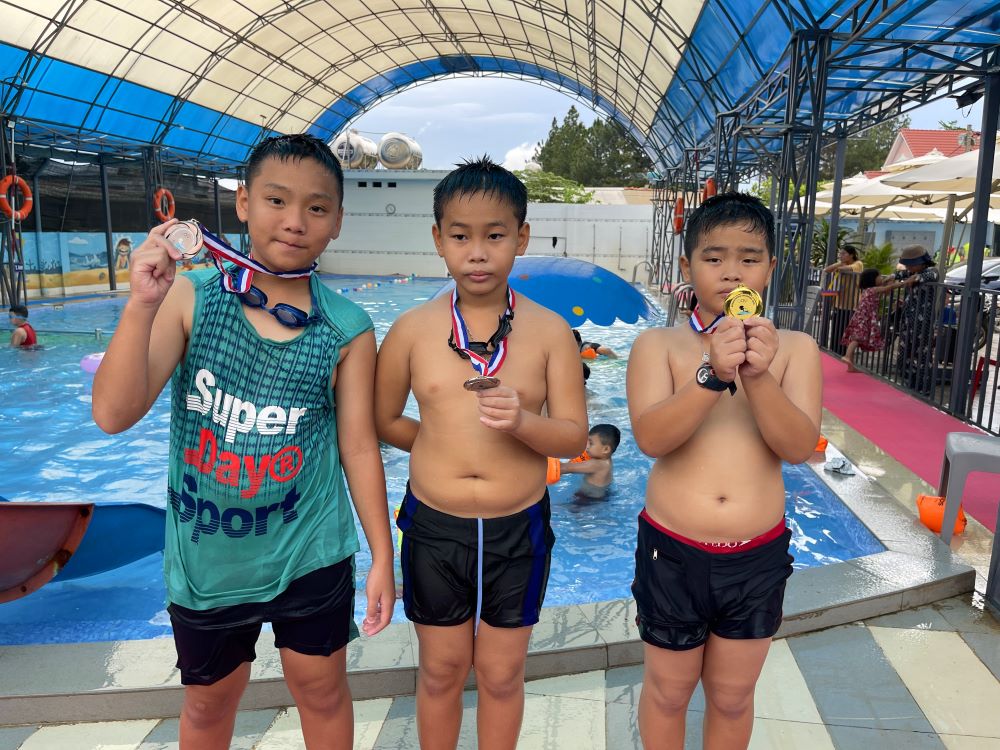 Trao huy chương cho Huy, Bi, Bo