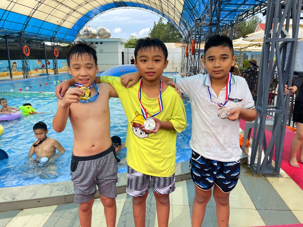 Trao huy chương cho Phú, Phúc, Tiến