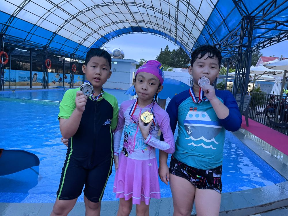 Trao huy chương cho Thái Bảo, Na, Bingly