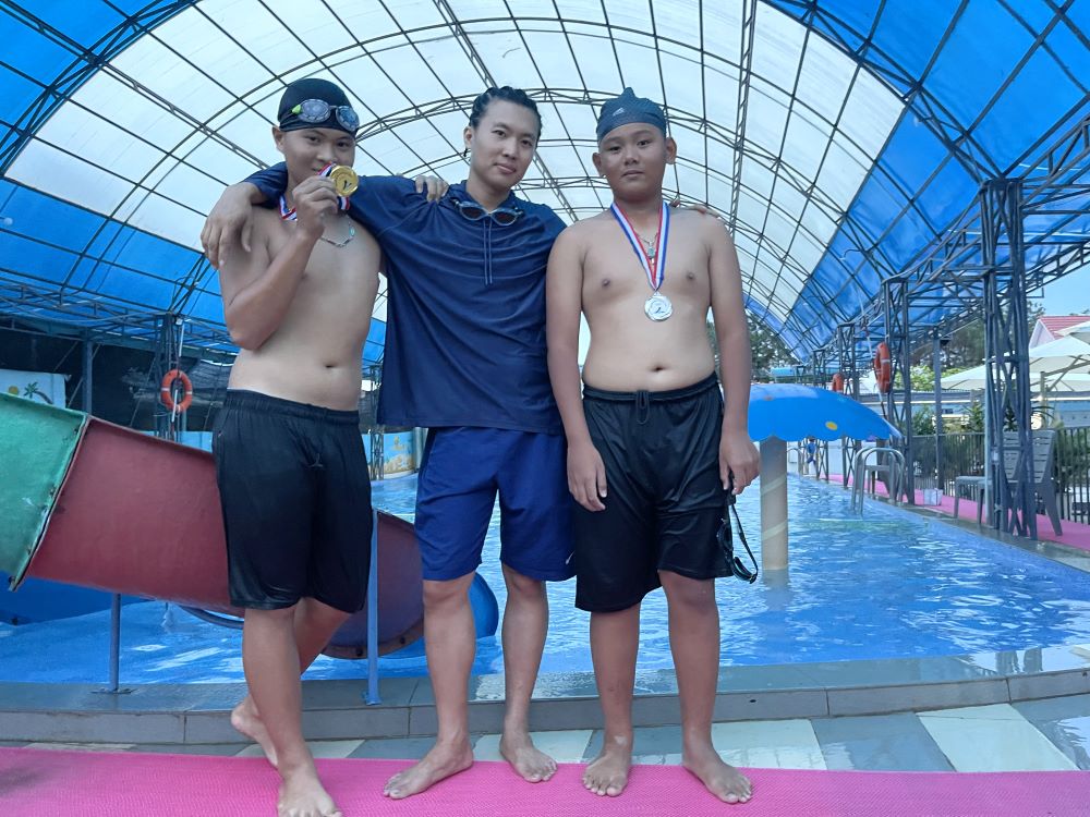 Tiun trao huy chương hai học trò Nhân Minh cũng là bạn đang chơi đá banh mỗi ngày