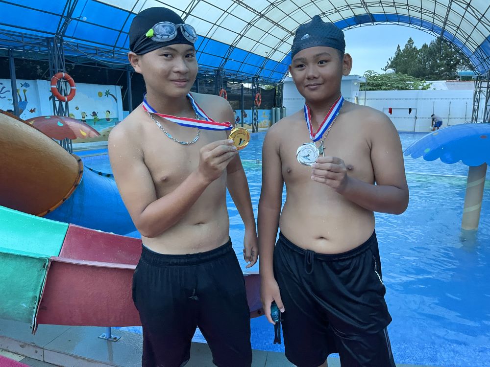 Trao huy chương cho Nhân Minh