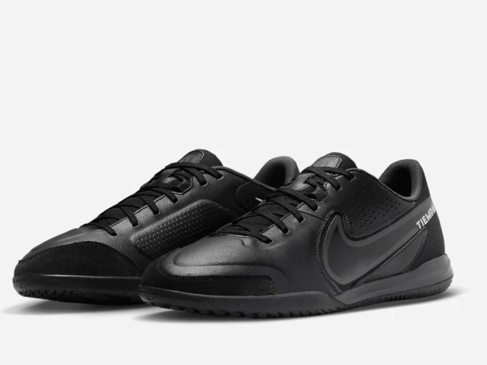 Đôi giày bóng đá nam huyền thoại 9 được thiết kế cho tiền đạo