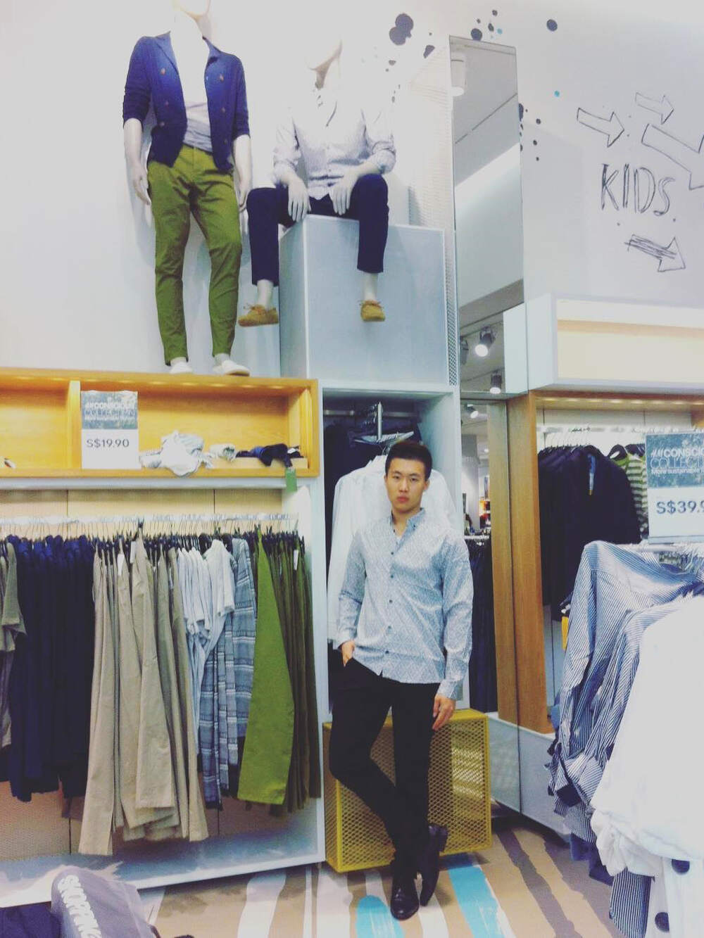 Tiun quảng cáo cho H&M ở Singapore