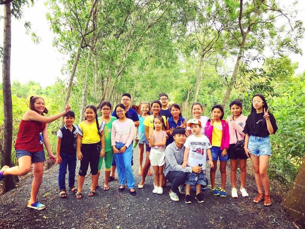 Tiun dẫn các học trò người cá đi tham quan bảo tồn rái cá ở quận 9