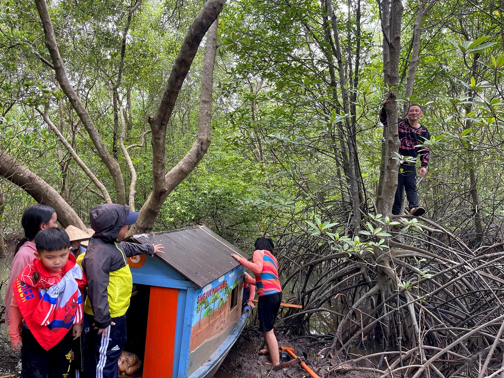 Phụ huynh và học sinh háo hức thực hiện sứ mệnh cứu rừng ngập mặn và bảo tồn rái cá cùng Tiun