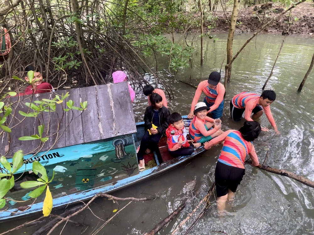 Tiun cùng học trò đẩy thuyền bát nhã ra khơi