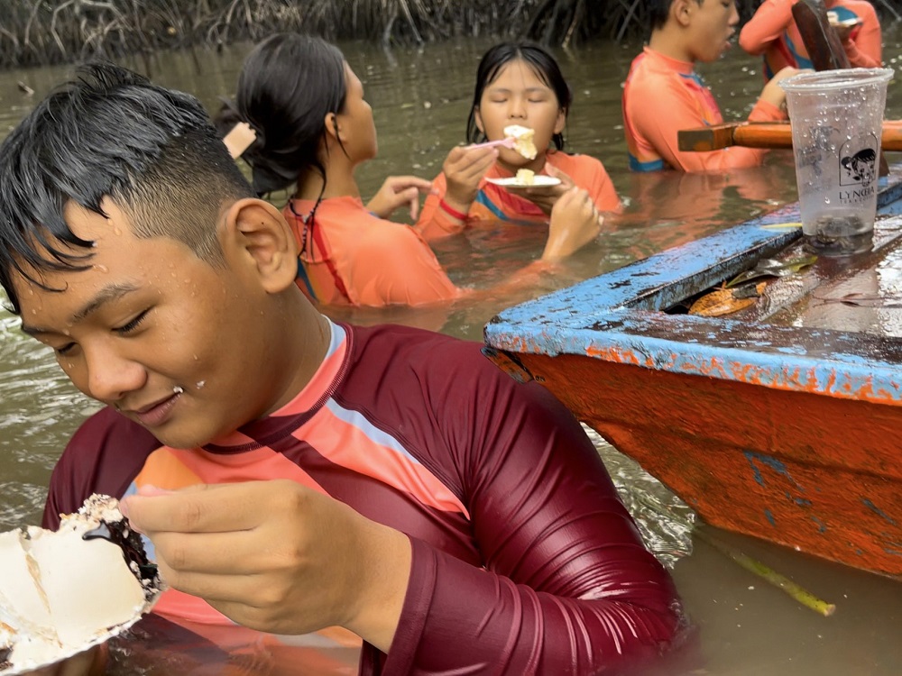 Ăn bánh kem kỷ niệm
