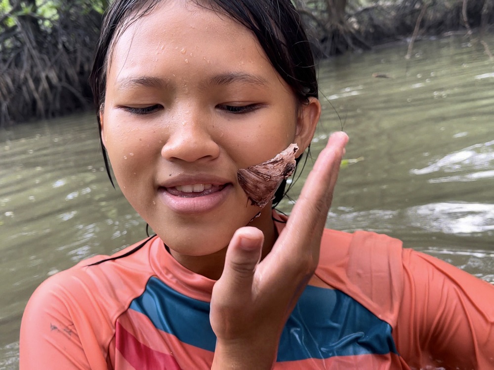 Ăn bánh kem bằng mặt