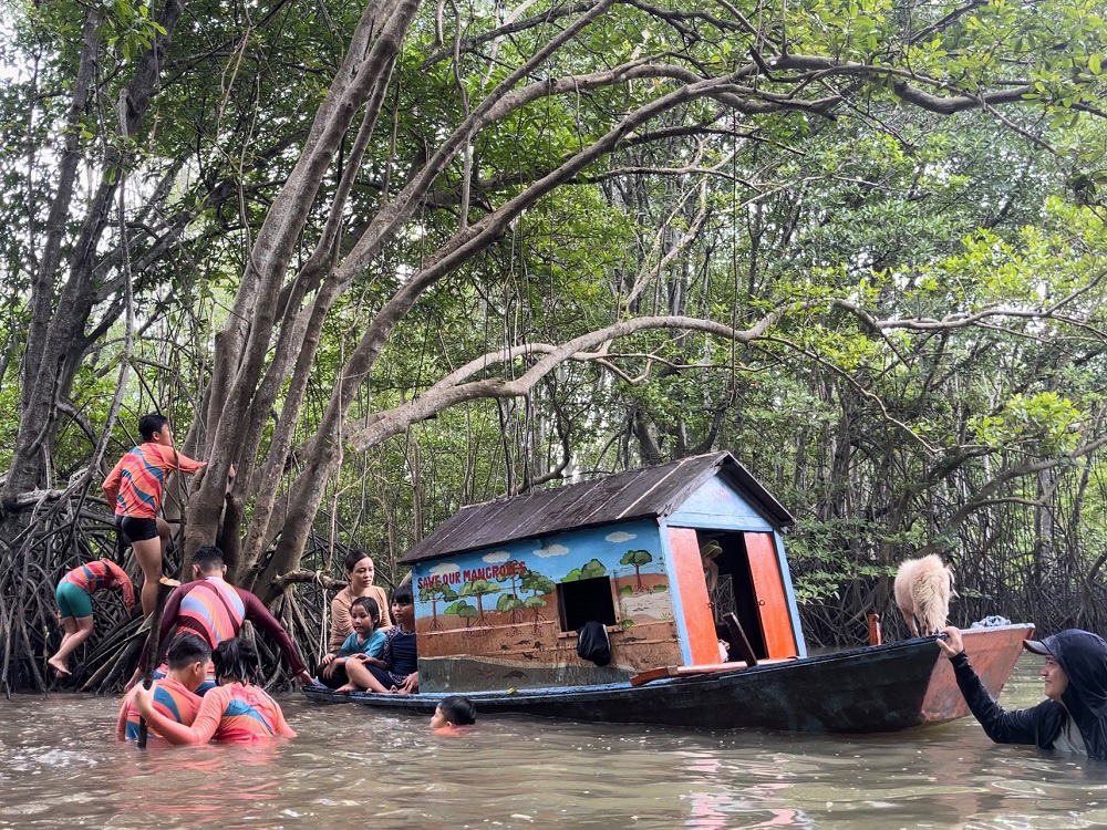 Chiếc thuyền rái cá cập bến khu du lịch sinh thái tắm tiên Tiun