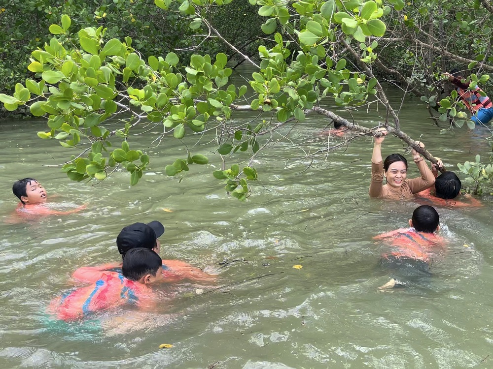 Thử trải nghiệm cảm giác làm cua rạm đu cây đước