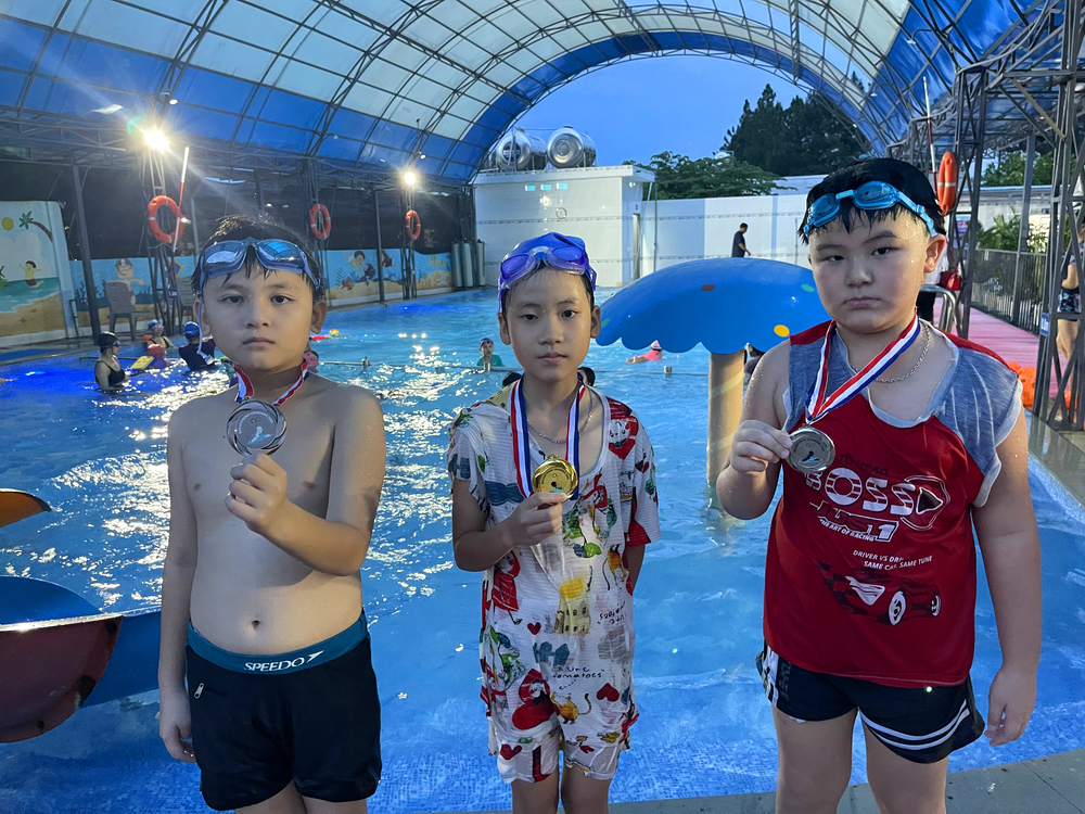 Bạn Dương, Đăng và Khải nhận huy chương Olympic bơi đua 50m ếch