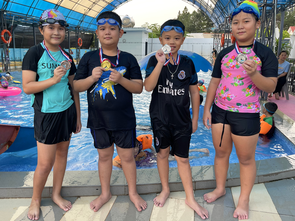 Một số học viên ưu tú của Tiun nhận huy chương tốt nghiệp