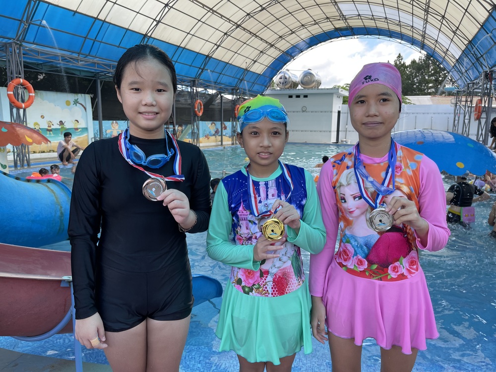 Hồng Anh, Bảo Anh, Ngọc Anh nhận huy chương biểu tượng bơi lội thế vận hội chứng nhận biết bơi ếch