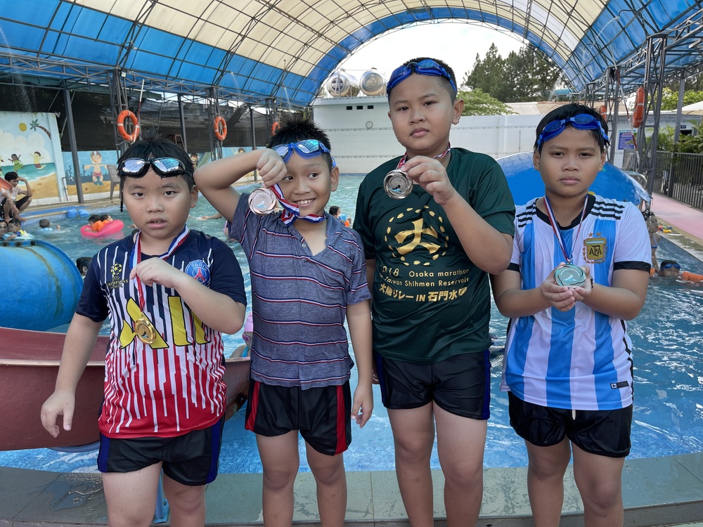 Trao huy chương cho Bin, Bo, Tuấn, Công hoàn tất khóa học bơi ếch căn bản 50m