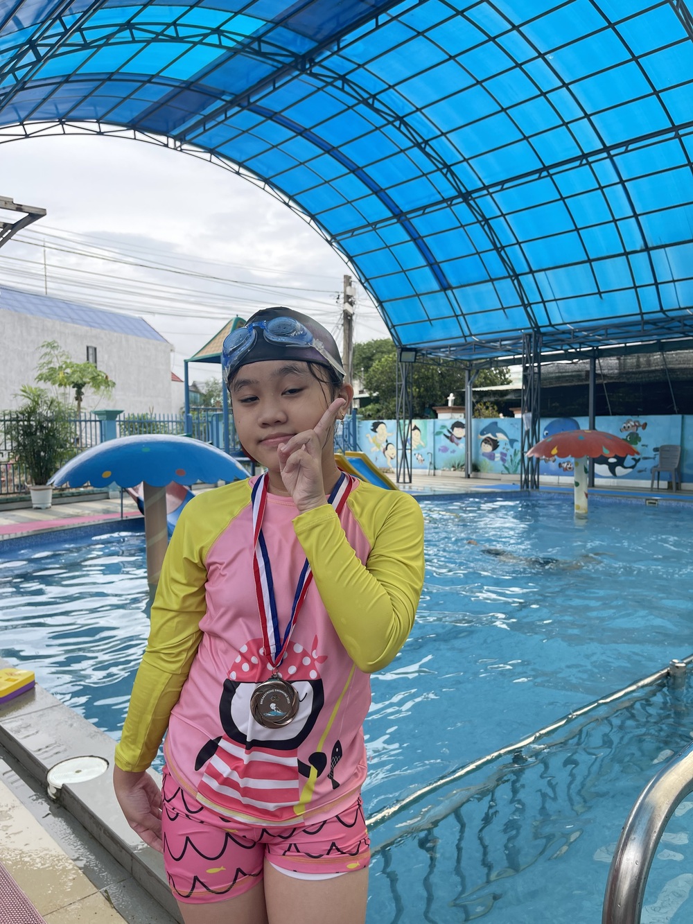Chúc mừng bạn Diễm My đã biết bơi ếch hoàn thành khóa học bơi với tiên cá Tiun