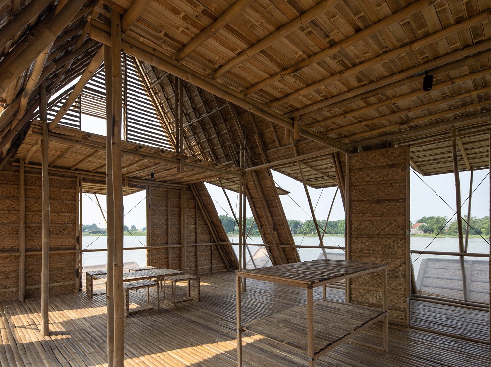 Bố trí bàn ghế bên trong căn nhà nổi bảo tồn rái cá cho các thành viên của Tiun