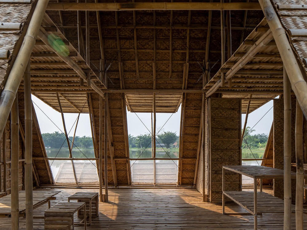 Căn nhà nổi trên sông cho thành viên có thể cố ăn ăn uống, họp hành và học tập