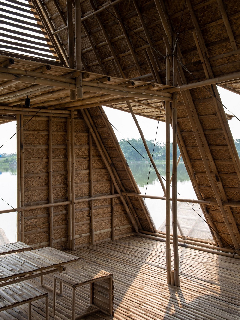 Nội thất bên trong nhà nổi thành viên rái cá