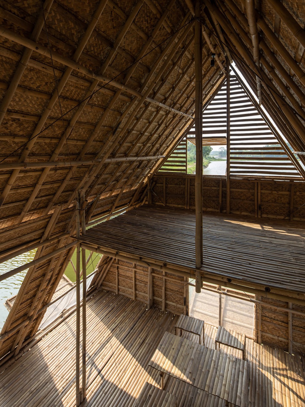 Gác ngủ hoặc để lều ngủ cho các thành viên bảo tồn rái cá