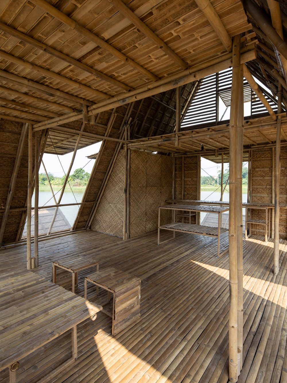 Bàn ghế ăn uống sinh hoạt cho các thành viên bảo tồn rái cá