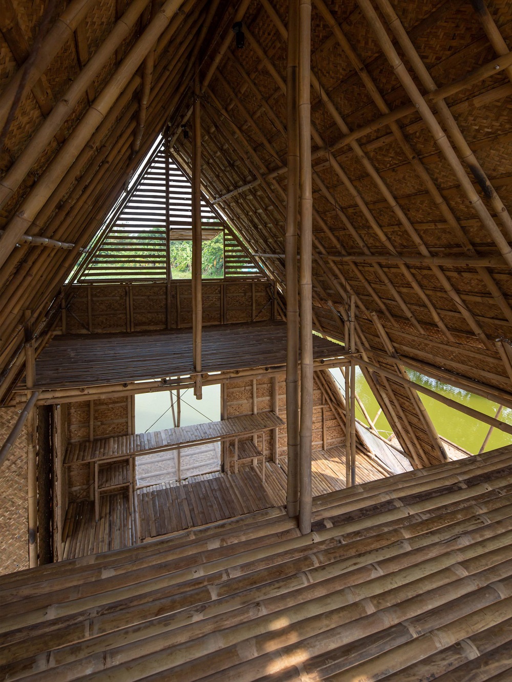 Bên trong tầng trên căn nhà nổi trên sông cho thành viên bảo tồn rái cá