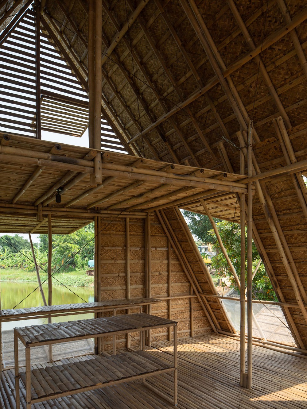 Bên trong tầng trệt căn nhà nổi trên sông cho các thành viên sinh hoạt