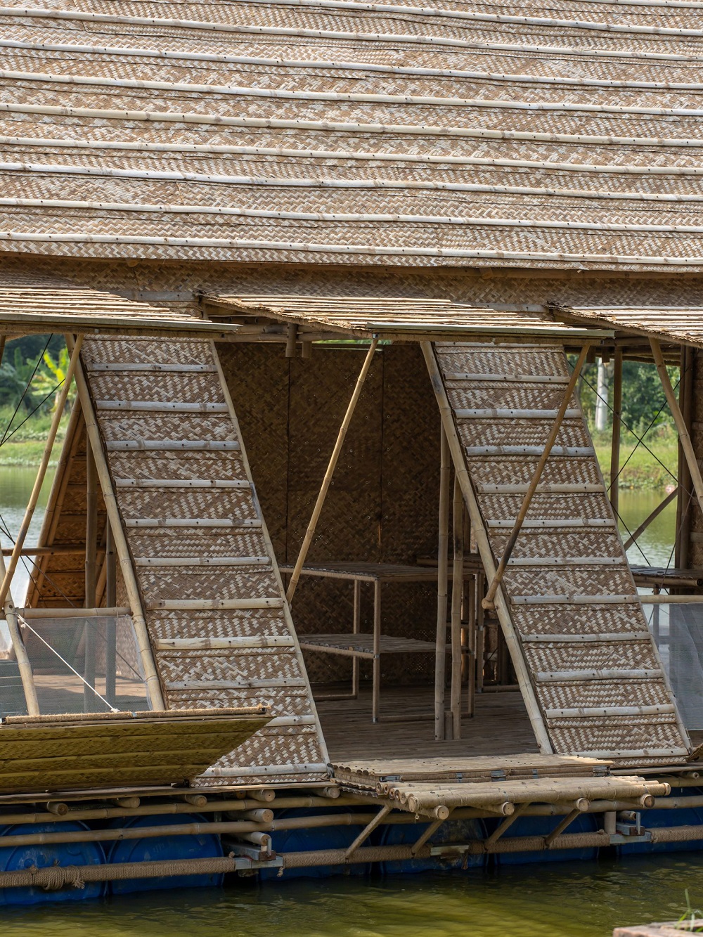 Căn nhà nổi trên sông Thị Vải cho thành viên bảo tồn rái cá nhìn từ bên ngoài