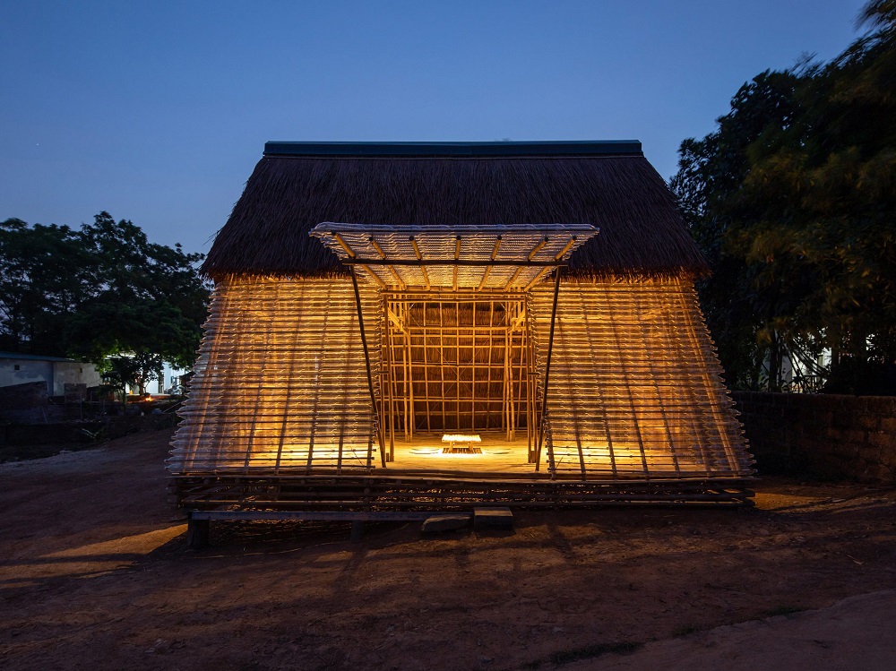 Buổi tối lên đèn mẫu nhà tranh nổi trên sông Thị Vải lý tưởng để ngồi thiền