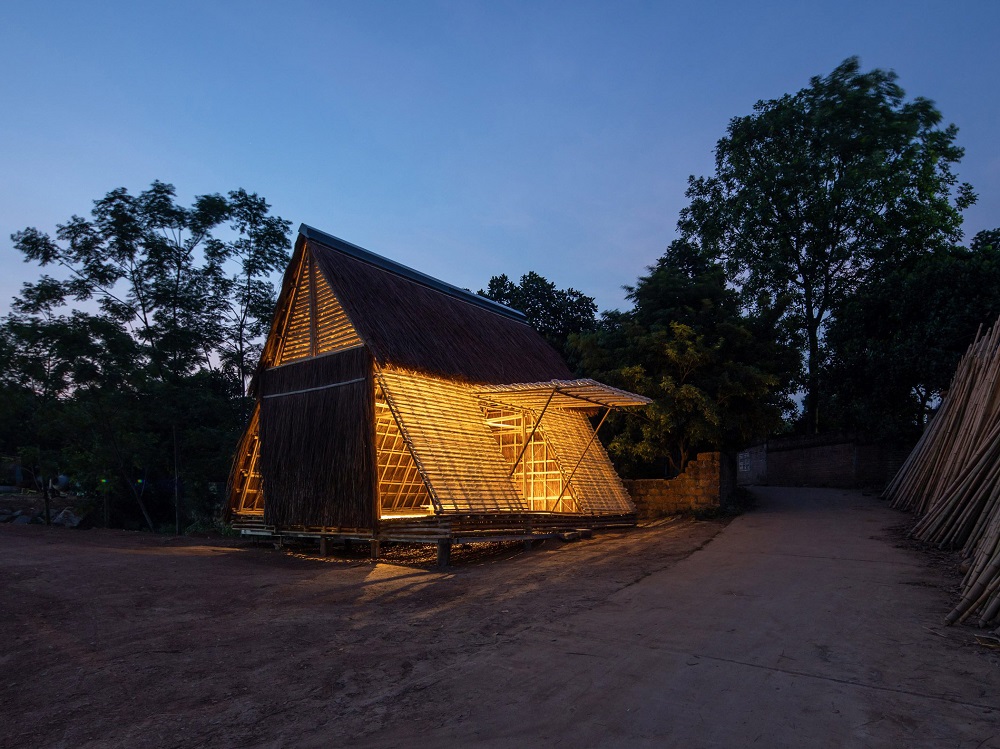 Góc nhìn ngang của căn nhà tiếp khách nổi trên sông