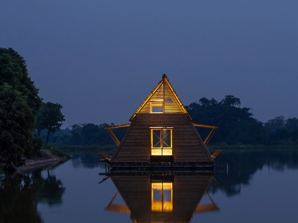 Ngôi nhà bảo tồn rái cá trên sông khi đã lên đèn