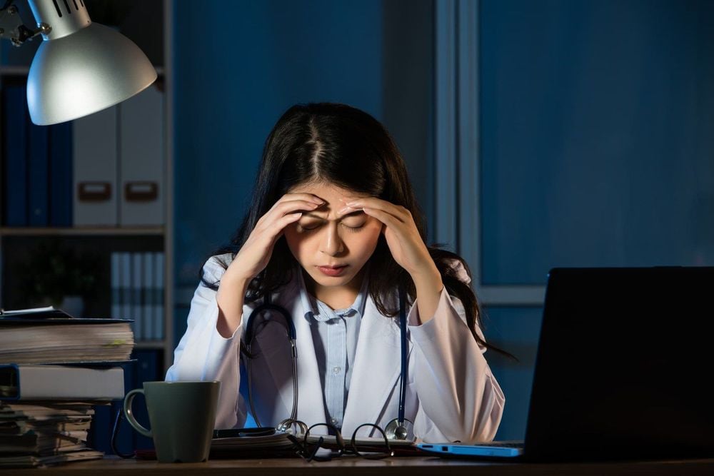 Đau dạ dày do thức khuya: Triệu Chứng và Giải Pháp