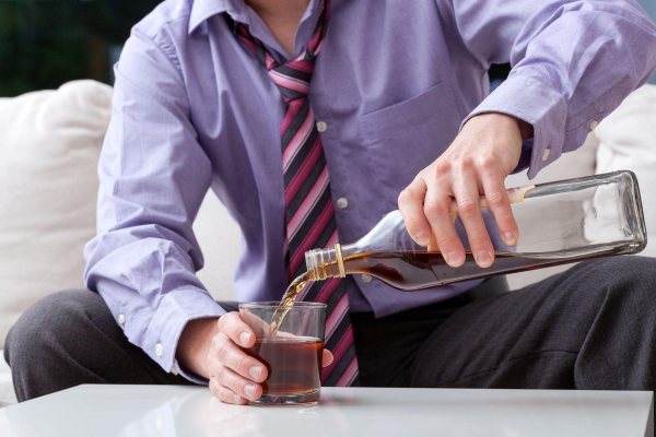Đau khớp sau khi uống rượu bia – Nguyên nhân và cách xử lý