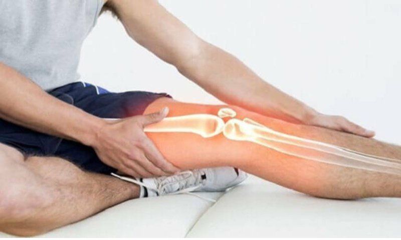 Biến chứng khi không điều trị cứng khớp gối kịp thời
