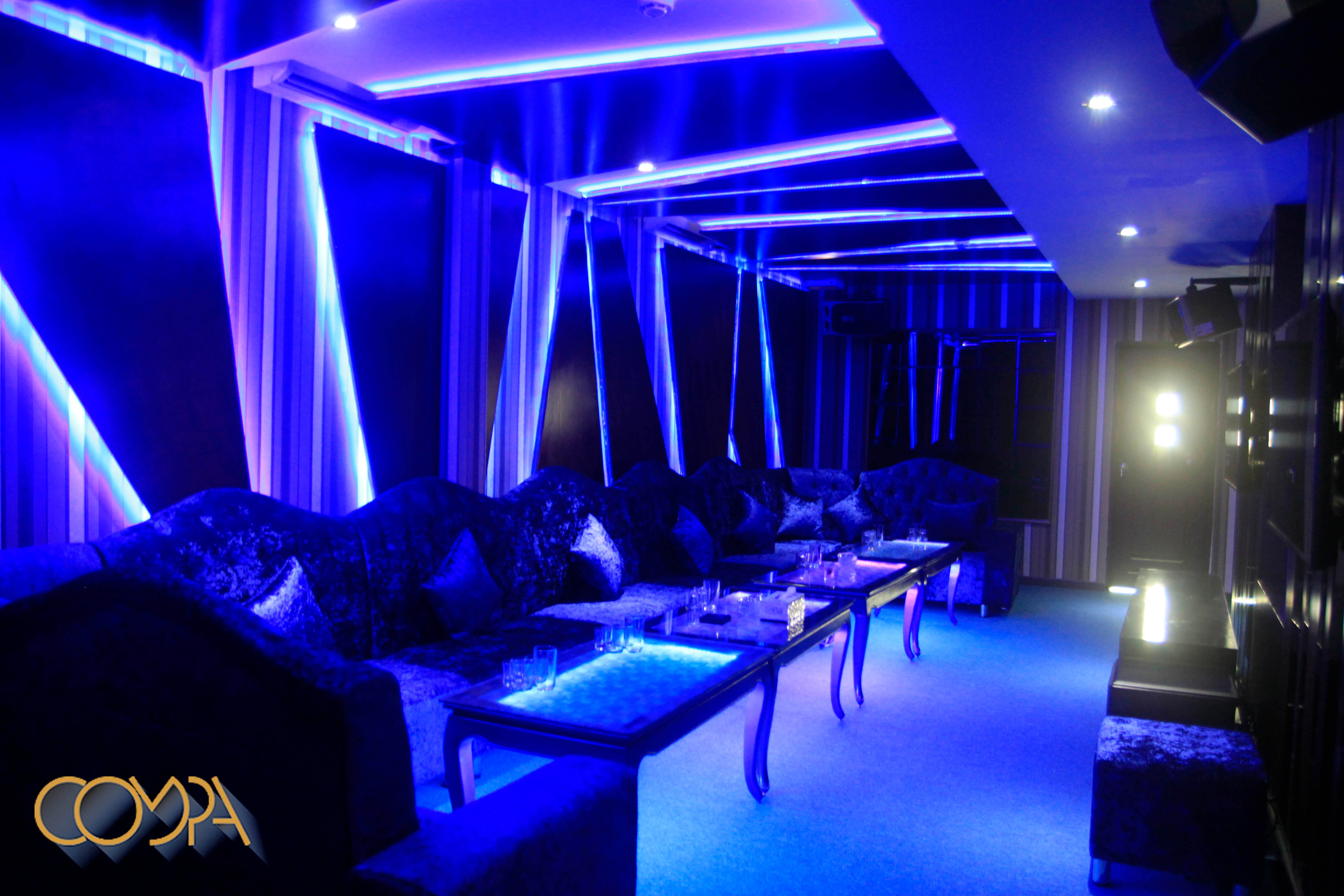 Hình ảnh thực tế phòng Karaoke Cream với đèn LED