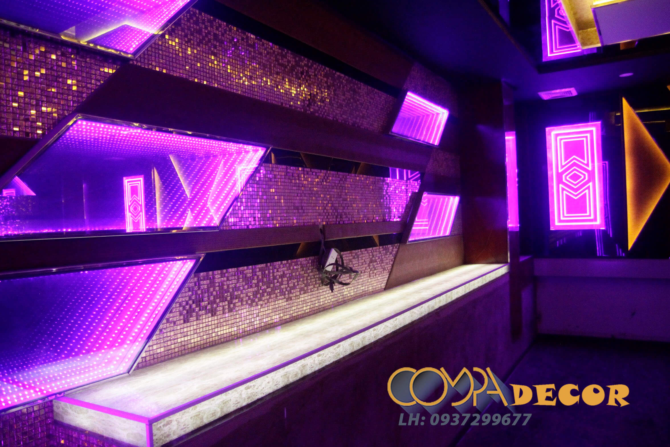 Đèn LED được sử dụng trong các mảng trang trí, làm tăng thêm sự rực rỡ cho phòng Karaoke