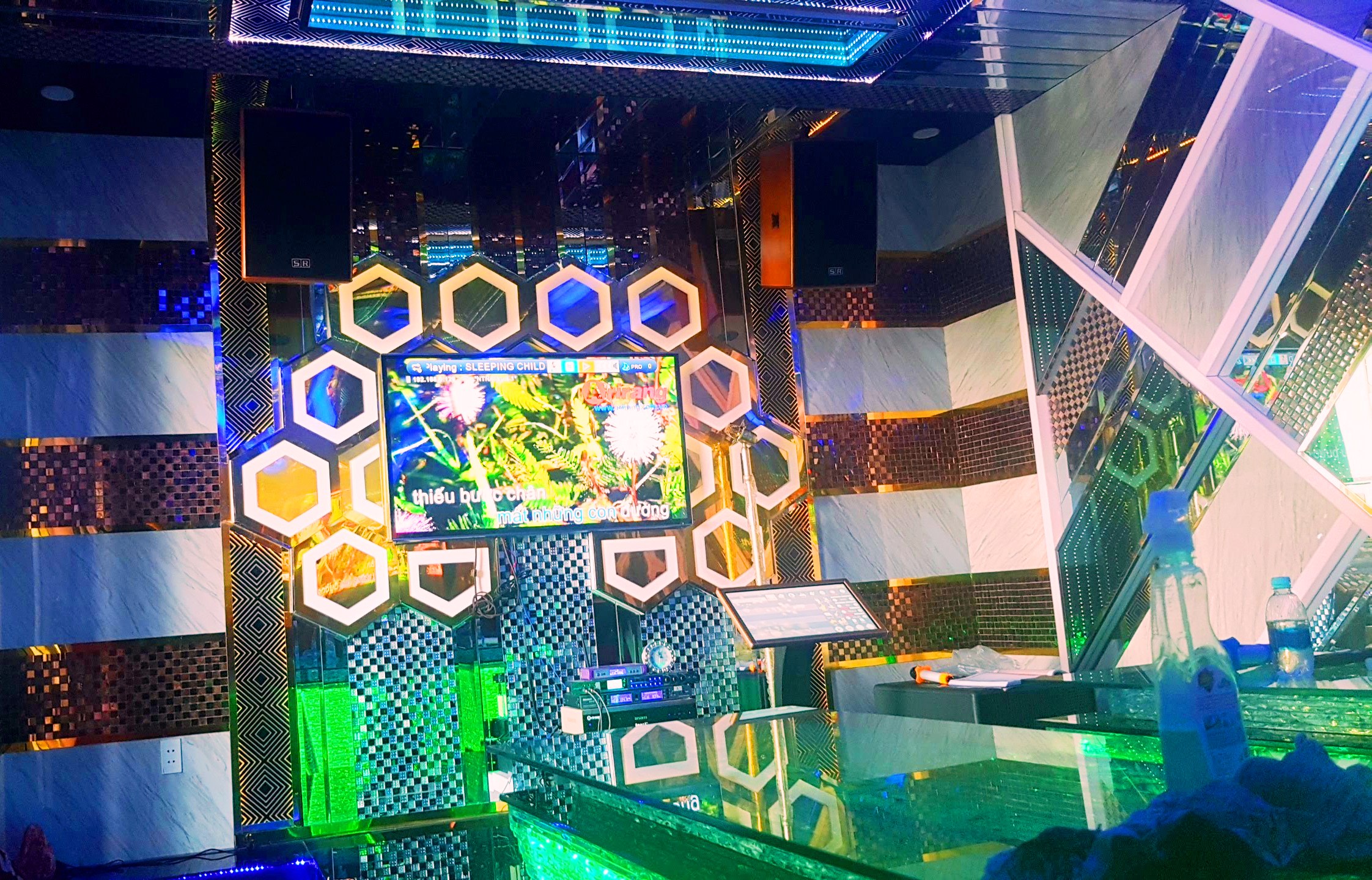 Hình ảnh thi công phòng karaoke gia đình hiện đại phong cách trẻ trung sôi động