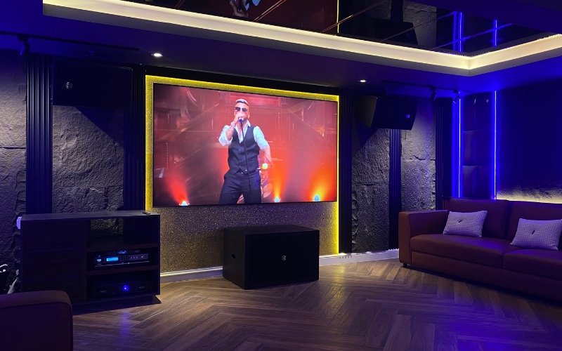 Phòng karaoke gia đình hiện đại với hệ thống ánh sáng LED hài hòa, an toàn và thẩm mỹ