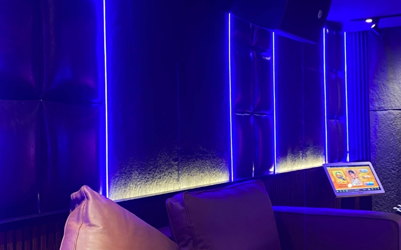 Phòng karaoke gia đình hiện đại với hệ thống ánh sáng LED hài hòa, an toàn và thẩm mỹ