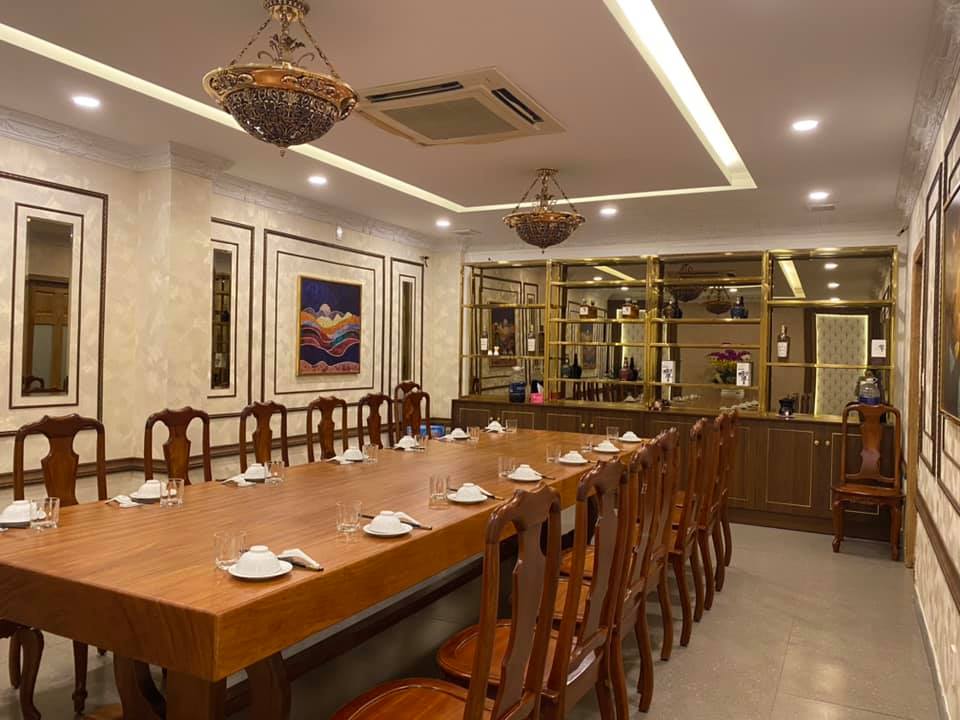 Phòng VIP được thi công hiện đại với điểm nhấn ấn tượng của gam màu nâu vàng 1