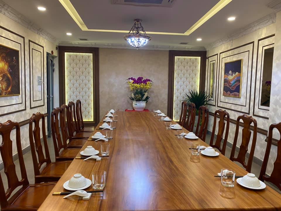 Phòng VIP được thi công hiện đại với điểm nhấn ấn tượng của gam màu nâu vàng 2