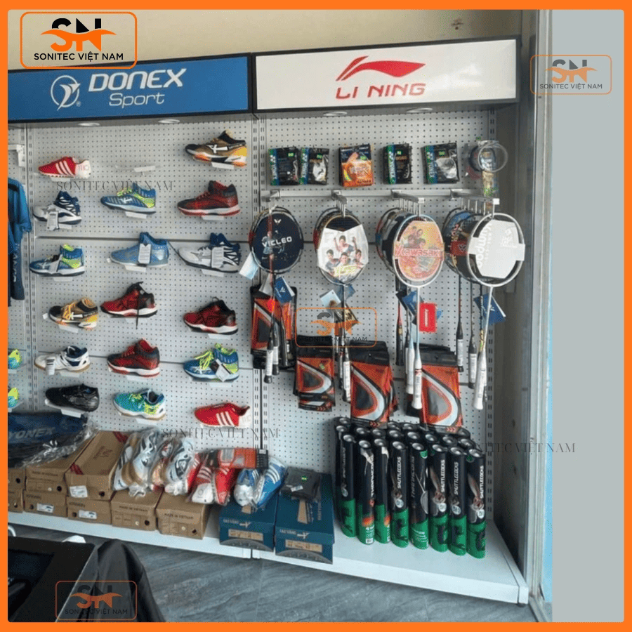Chọn kệ cầu lông đúng chuẩn cho cửa hàng