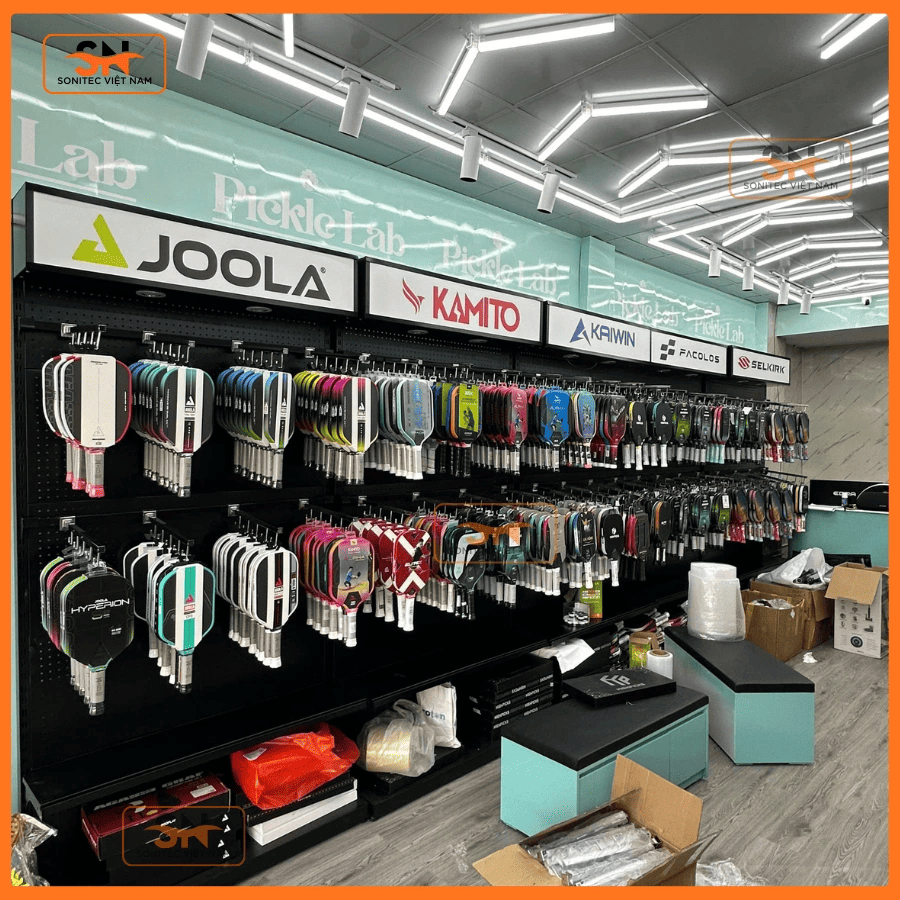 Tổng hợp mẫu kệ trưng bày vợt pickleball đẹp, phù hợp shop thể thao